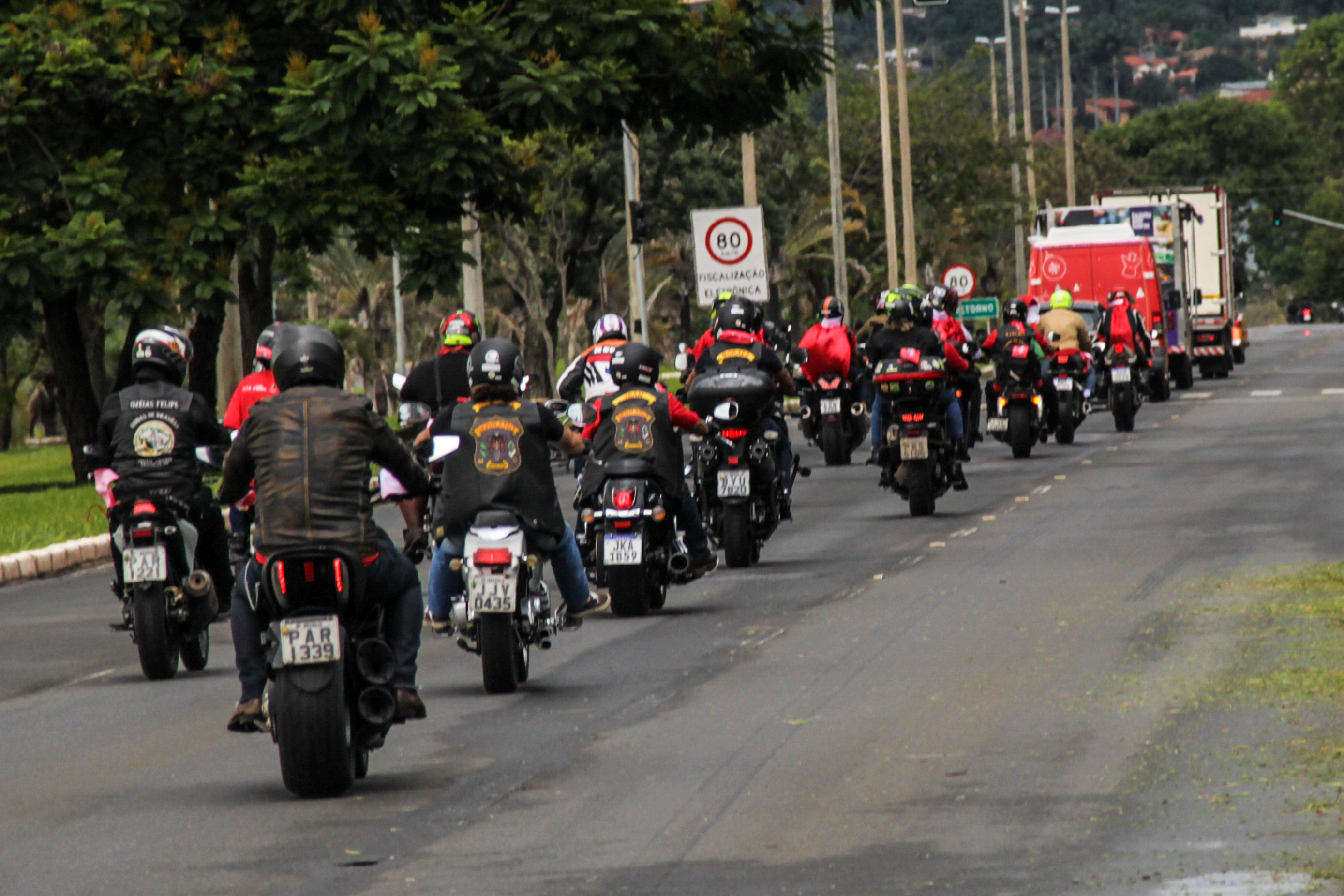 carreata-natalina-do-sistema-fecomrcio-df-faz-entrega-de-doaes-na-apae-df-e-passeio-com-motociclistas_50711072907_o.jpg